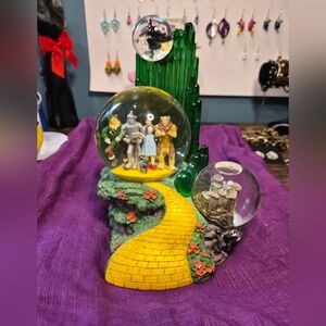 Wizard of Oz Snow Globe with Yellow Brick Road 💛💚